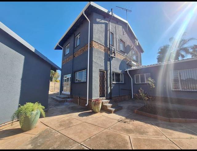 5 BEDROOM HOUSE FOR SALE IN DORINGKLOOF